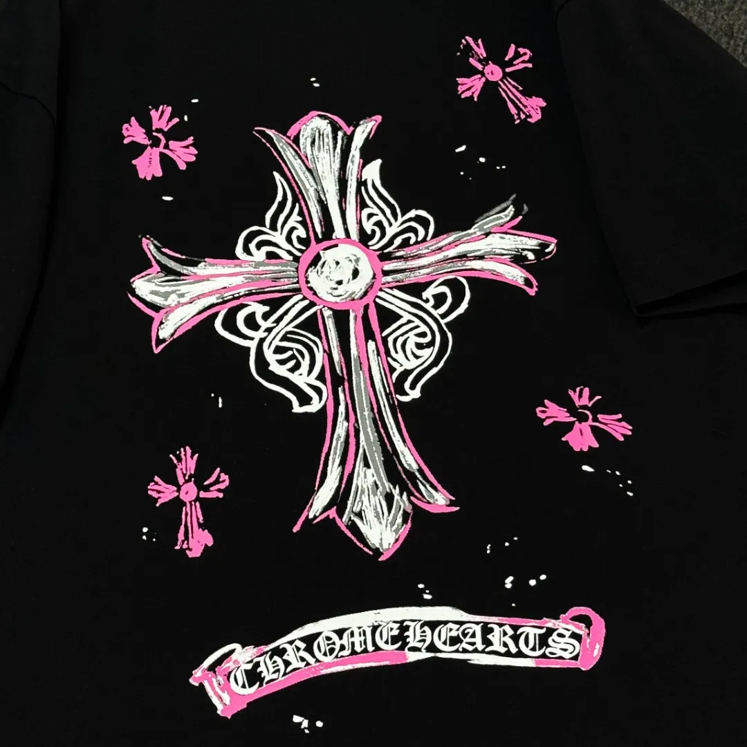 P170 Chrome Hearts Chrome Hearts 25 high-end versions. The fabric is made of 300 grams of high-density pure cotton. It does not deform or shrink. It has three labels. It is the same style for men and women. Technology: Digital printing. Color: White. Black. SIZE: S-XL.
